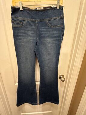 Sofia Jeans, Flare Denim Jeans, Size 8 Short